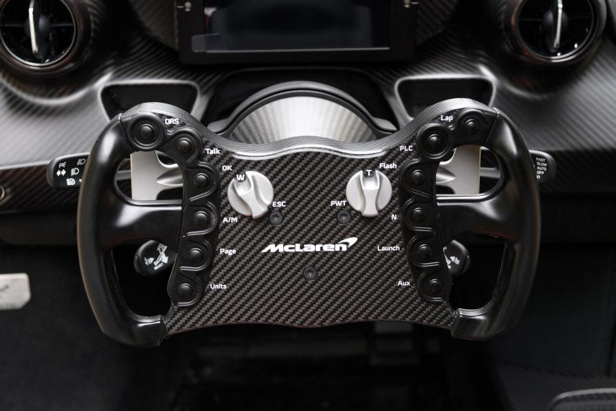 Панель приборов McLaren Senna GTR 2019 года  (фото 12 из 41)